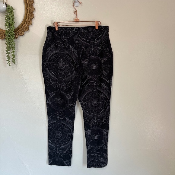 BlackMilk Zodiac Print Fleece Lined Cropped Pants with Pockets, Large - Picture 3 of 8
